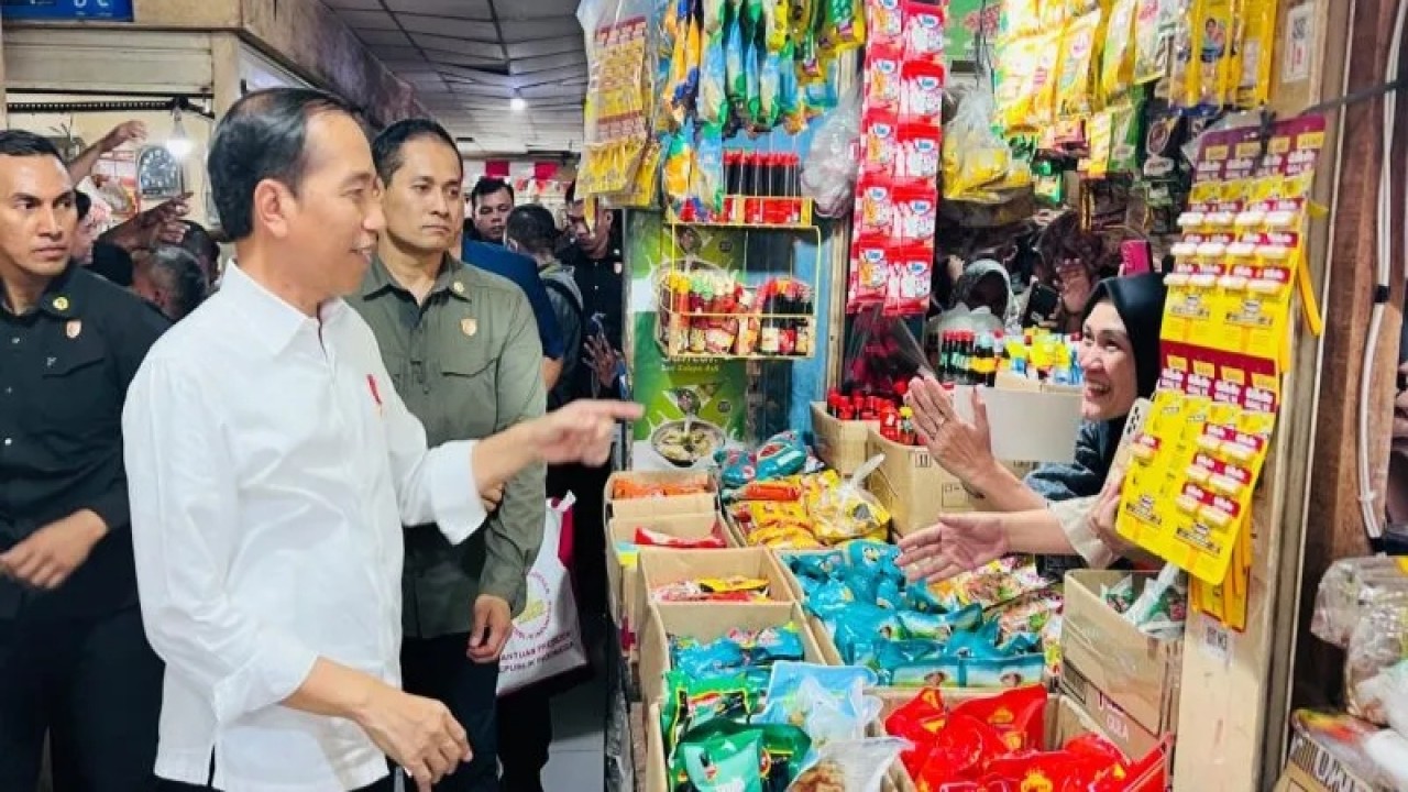 Presiden Jokowi saat mengunjungi pasar. (Antara)