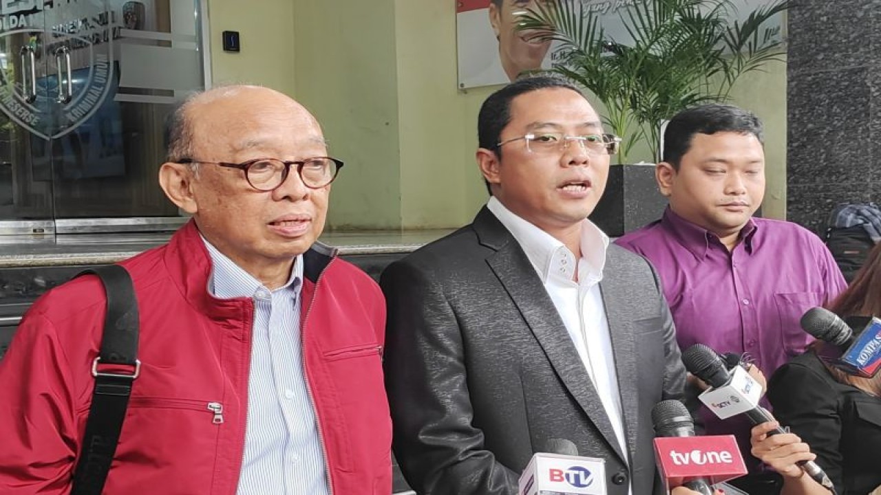 Rektor nonaktif UP, ETH (jaket merah) saat ditemui di Polda Metro Jaya, Kamis (29/2/2024). ANTARA/Ilham Kausar