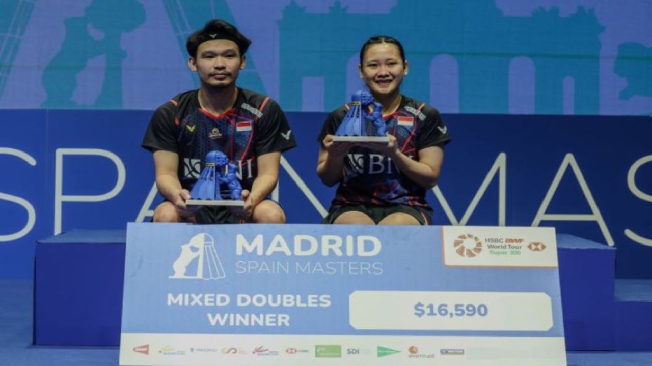 Ganda campuran Indonesia Rinov Rivaldy/Pitha Haningtyas Mentari berfoto usai memenangkan gelar juara Spain Masters 2024 di Madrid, Spanyol, Minggu (31/3/2024). (Foto: Humas PBSI)