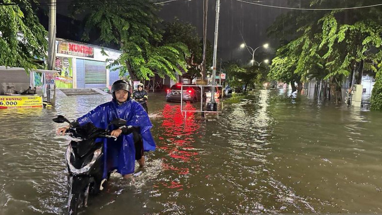 Warga mendorong sepeda motor yang mogok akibat banjir di Kota Semarang, Jawa Tengah, Rabu (13/3/2024) (ANTARA/HO-BPBD Semarang)