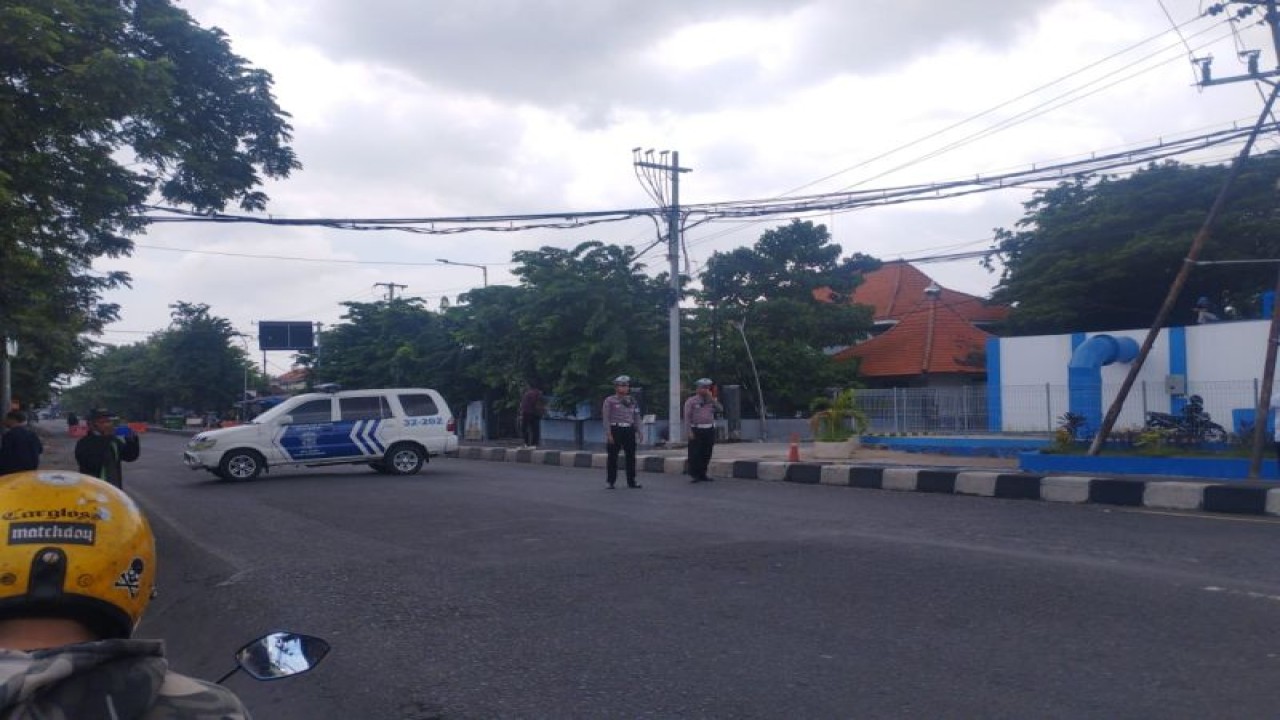 Situasi di depan Kantor Subdensi Pom Detasemen I Kepolisian Daerah Jawa Timur, Surabaya, Jatim, Senin (4/3/2024). ANTARA/HO