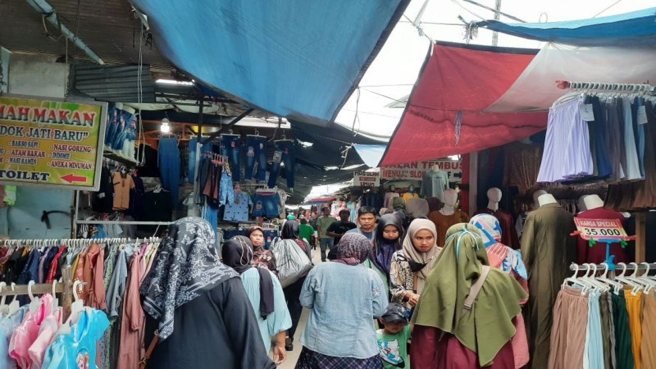 Suasana aktivitas Penjualan dan Pembelian di Pasar Tanah Abang, Jakarta Pusat, (ANTARA)