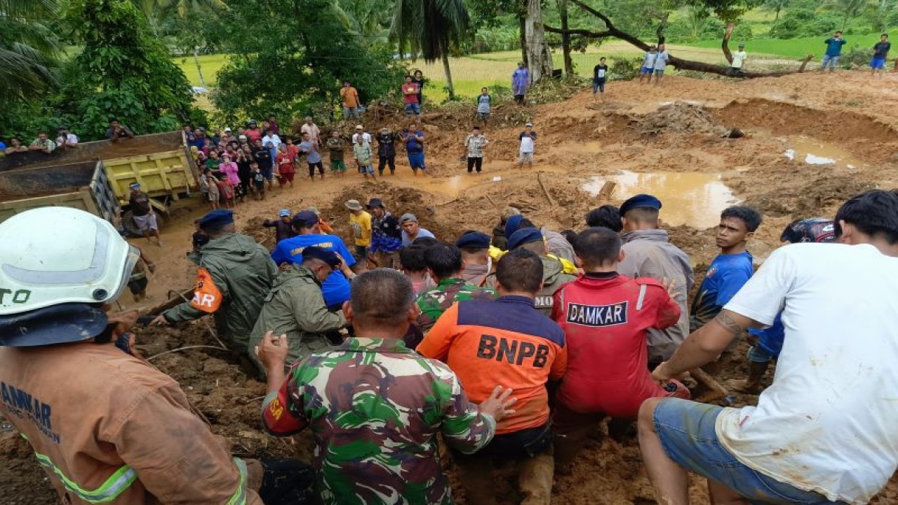 Tim petugas gabungan bersama warga mengevakuasi jasad seorang korban banjir-tanah longsor di Kabupaten Padang Pariaman, Sumatera Barat, Jumat (8/3/2024). (Foto: ANTARA/HO-BPBD Padang Pariaman)