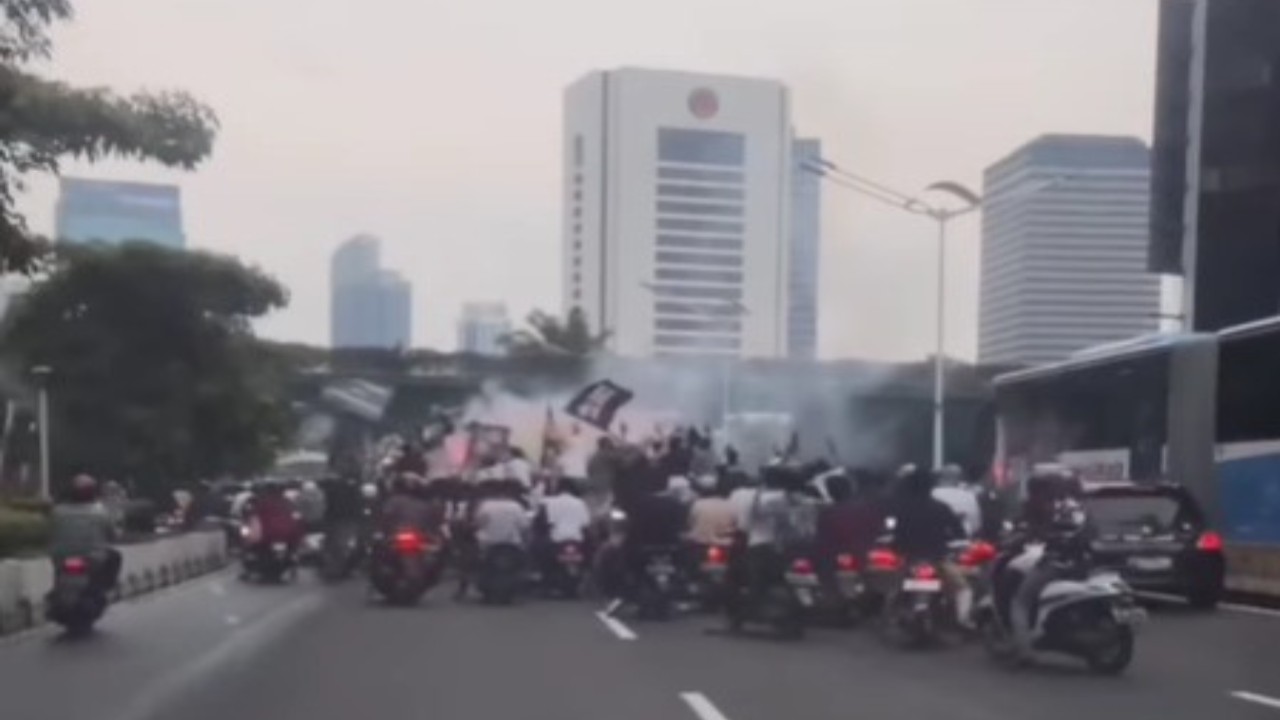 Aksi tawuran di jalan sudirman, jakarta pusat, Minggu (31/3/2024). (Foto: tangkap layar/Instagram @jakarta.terkini)