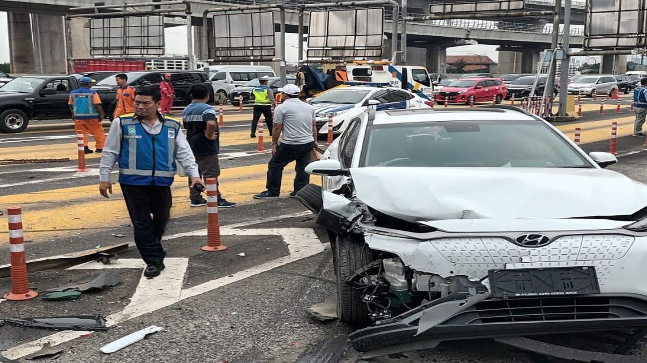 Kecelakaan beruntun di Gerbang Tol Halim Utama menuju Tol Dalam Kota Jakarta. (Foto: Instagram/@TMCPoldaMetro)