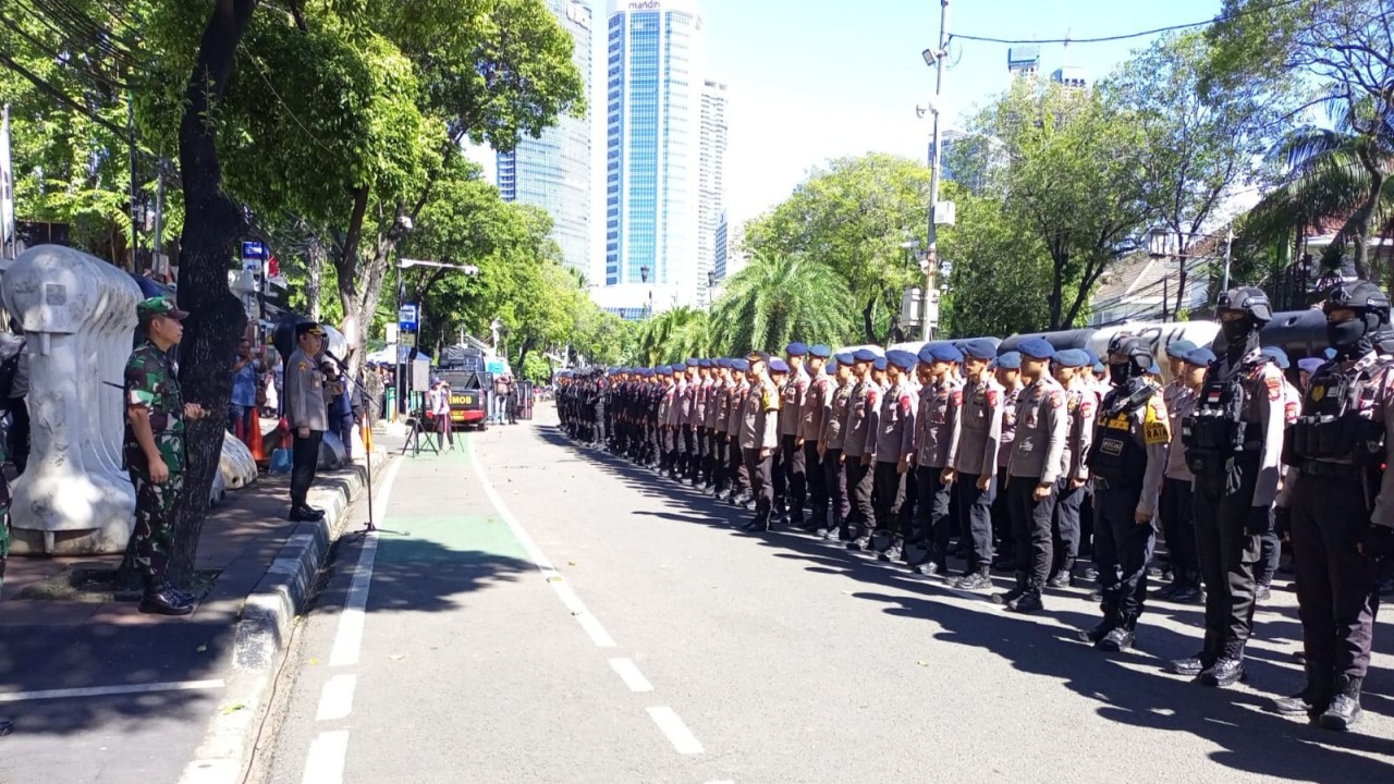 Petugas TNI-Polri di depan kantor KPU RI.