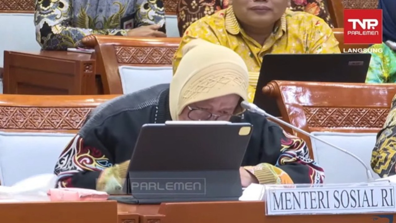 Menteri Sosial Tri Rismaharini dalam rapat kerja bersama Komisi VIII DPR RI di Kompleks Parlemen. (Foto: Tangkap layar Youtube TVR Parlemen)