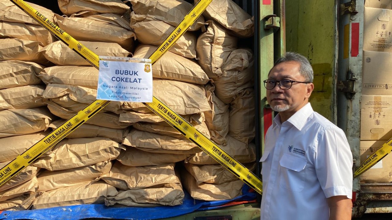 Mendag Zulkifli Hasan secara simblosmemimpin penyitaan dan pemusanahan belasan produk impor ilegal di Bogor/ist