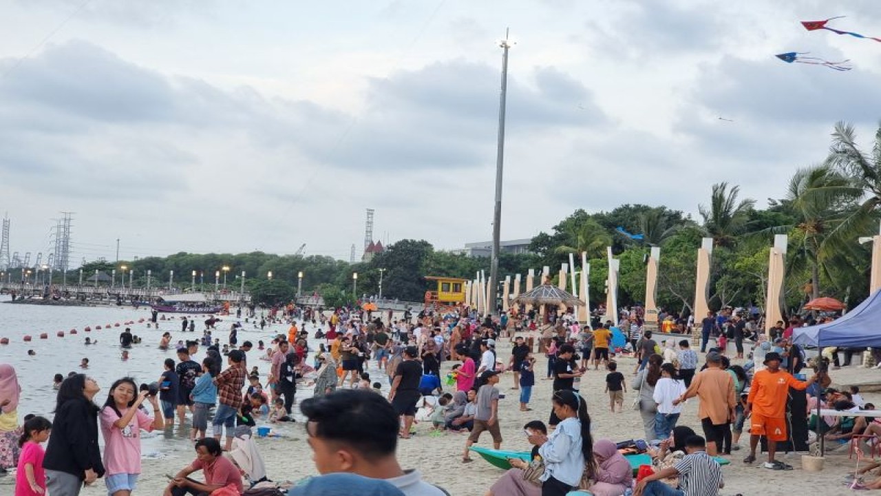 Situasi liburan di kawasan Ancol saat libur Idul Fitri 1445 Hijriah pada Kamis (11/4/2024). (Foto:ANTARA)