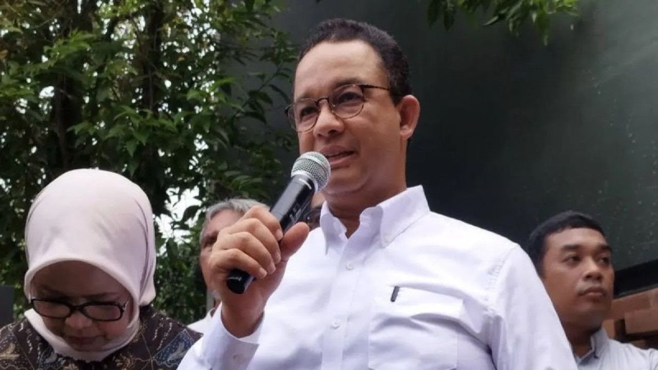 Anies Baswedan saat mengumumkan pembubaran Timnas AMIN. (Antara)