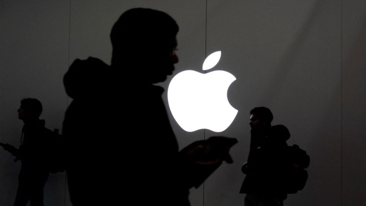 Orang-orang berjalan melewati Apple Store di Eaton Centre di Toronto, Ontario, Kanada, 22 November 2022. (Foto: Carlos Osorio/Reuters)