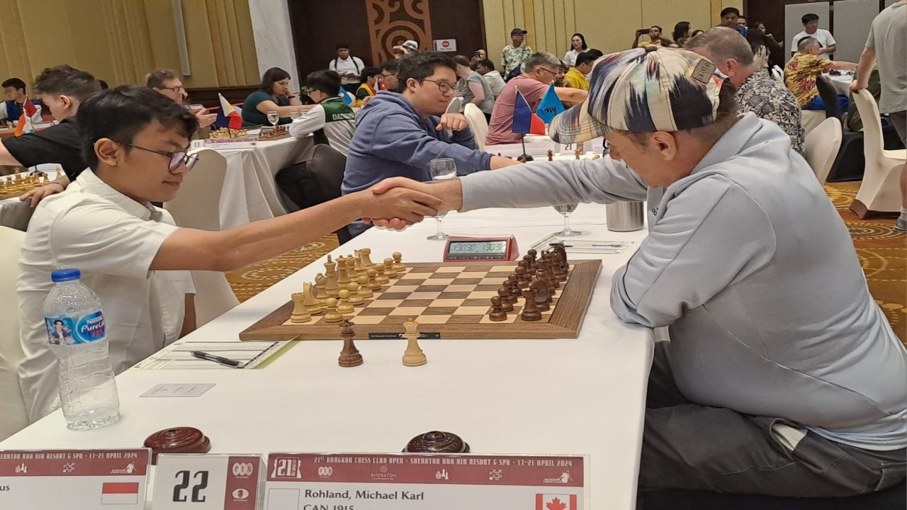 MI Aditya Bagus Arfan (kiri) saat bertanding melawan pecatur Kanada, Michael Karl Rohland pada babak pertama turnamen catur 21st Bangkok Chess Club Open 2024/Foto: Kristianus Liem