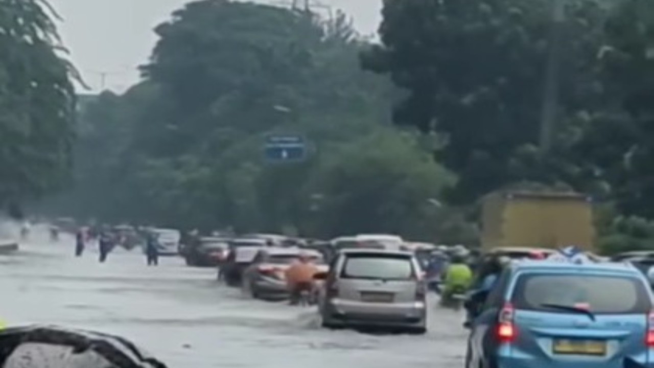 Banjir di dua ruas jalan DI Panjaitan, Cawang, Jakarta Timur. (Tangkap layar)