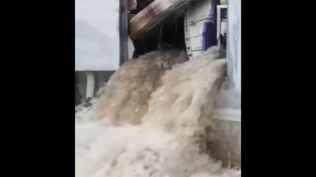 Banjir melanda kawasan Perumahan Lembah Griya Asri Blok C, Citayam, Depok. (Tangkap layar)