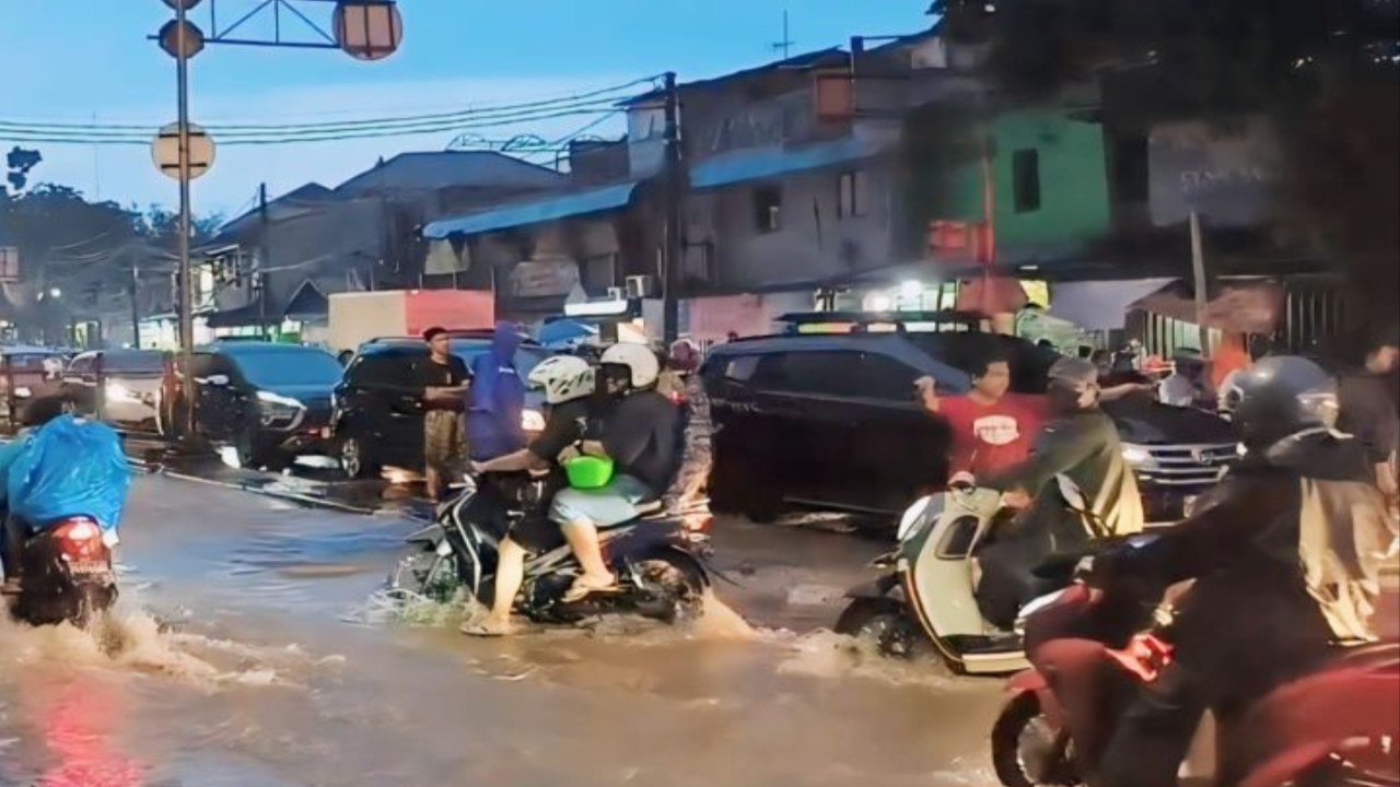 Jalan Raya Bogor terendam banjir di pertigaan Hek, Kramat Jati. (Foto: Antara)