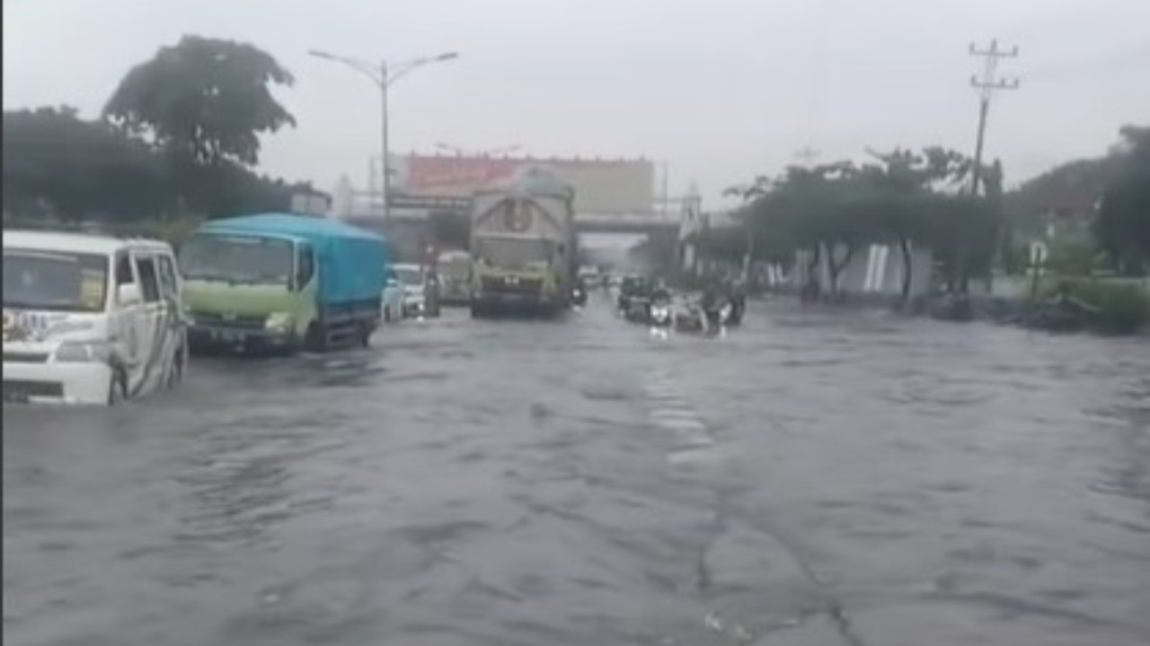 Tangkap layar - Banjir di  jalur utama menuju pantura. (Instagram/jakarta.terkini)