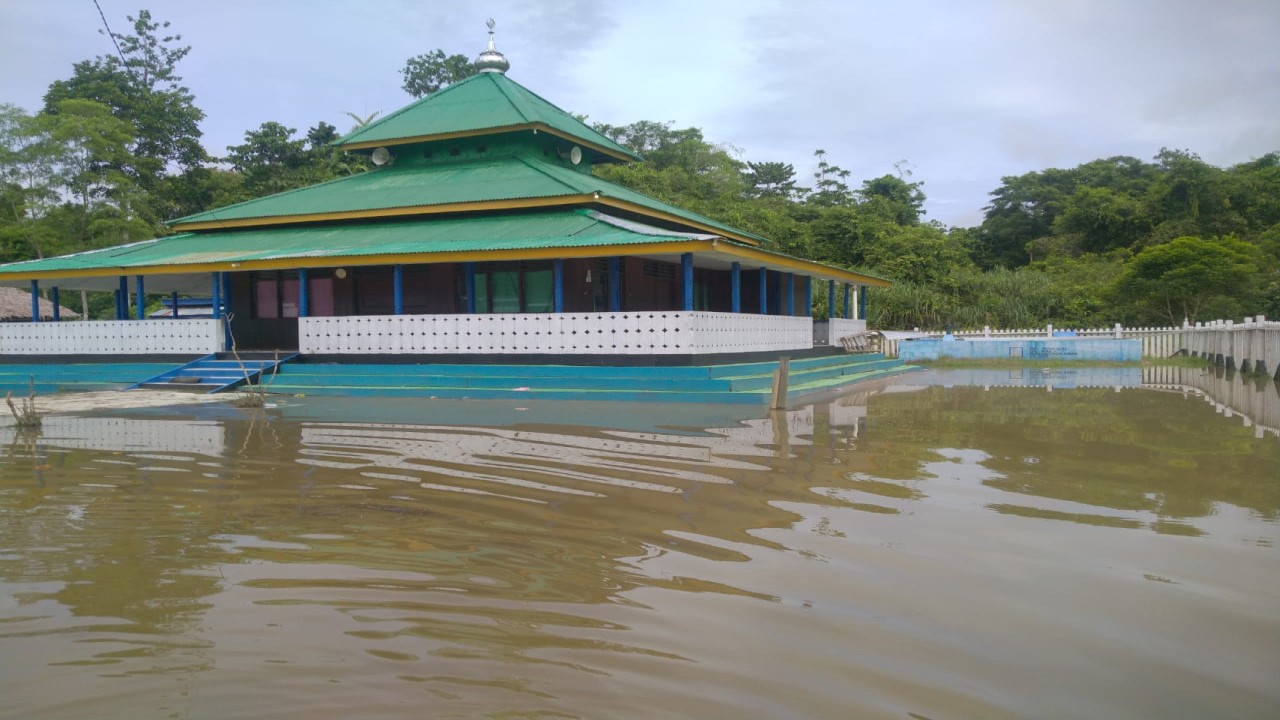 Banjir tampak merendam permukiman warga dan sarana ibadah di Kabupaten Teluk Bintuni/BNPB