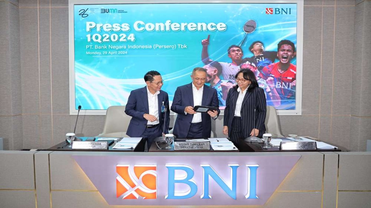 Direktur Utama BNI Royke Tumilaar (tengah), Direktur Finance BNI Novita Widya Anggraini (kanan), dan Direktur Risk Management BNI David Pirzada (kiri) berbincang-bincang di sela Press Conference Paparan Kinerja BNI Kuartal I-2024 di Jakarta, Senin (29 April 2024)/Foto: Istimewa