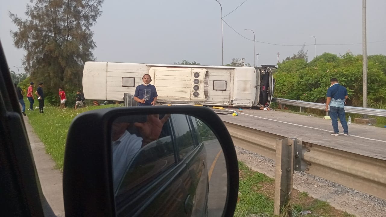 Ilustrasi kecelakaan bus terguling di jalan tol/ist