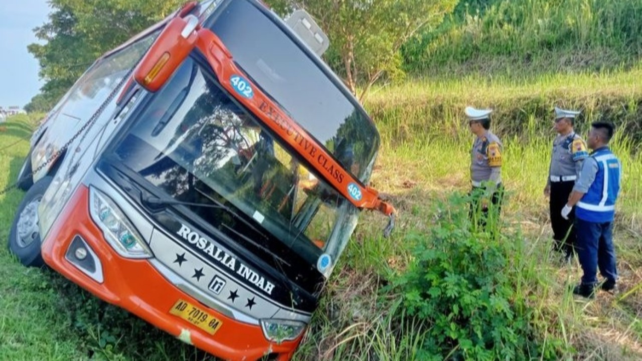 Bus Rosalia Indah yang mengalami kecelakaan.