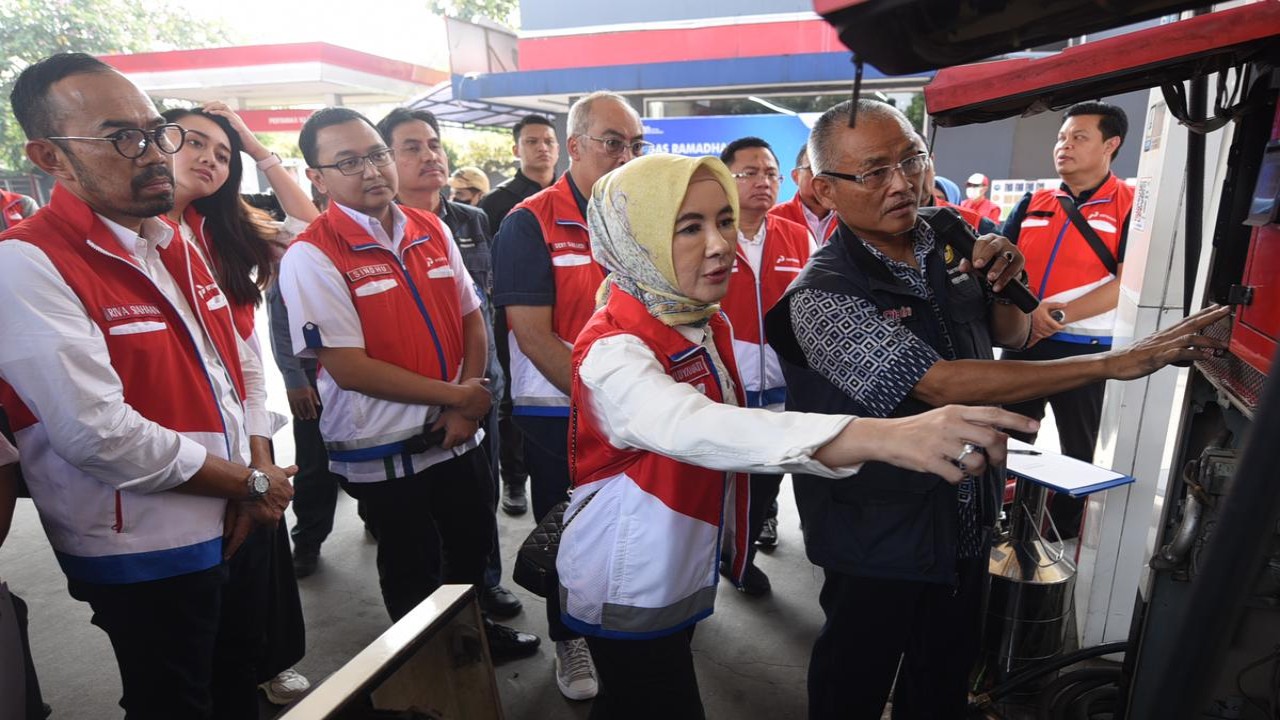 Direktur Utama Pertamina Nicke Widyawati bersama dengan Plt Komisaris Utama Pertamina Iggi H Achsien dan Direktur Utama Pertamina Patra Niaga Riva Siahaan melihat proses pengecekan alat dispenser pengisian BBM saat kegiatan Kunjungan Satgas RAFI 2024 di SPBU 34.402.02, Soekarno Hatta, Batununggal, Bandung, Jawa Barat pada Jumat (5/4/2023)