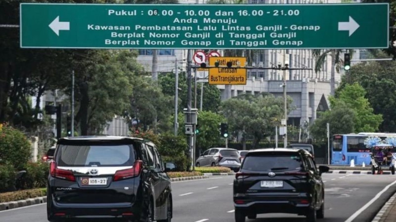 Sejumlah kendaraan melintas di bawah papan peraturan ganjil genap di Jalan Merdeka Selatan. (Foto: ANTARA)