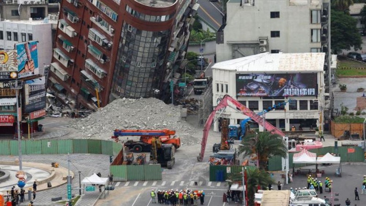 Masyarakat mengikuti upacara menjelang pembongkaran bangunan yang rusak pasca gempa, di Hualien, Taiwan, pada 5 April 2024. (Foto: Carlos Garcia Rawlins/Reuters)