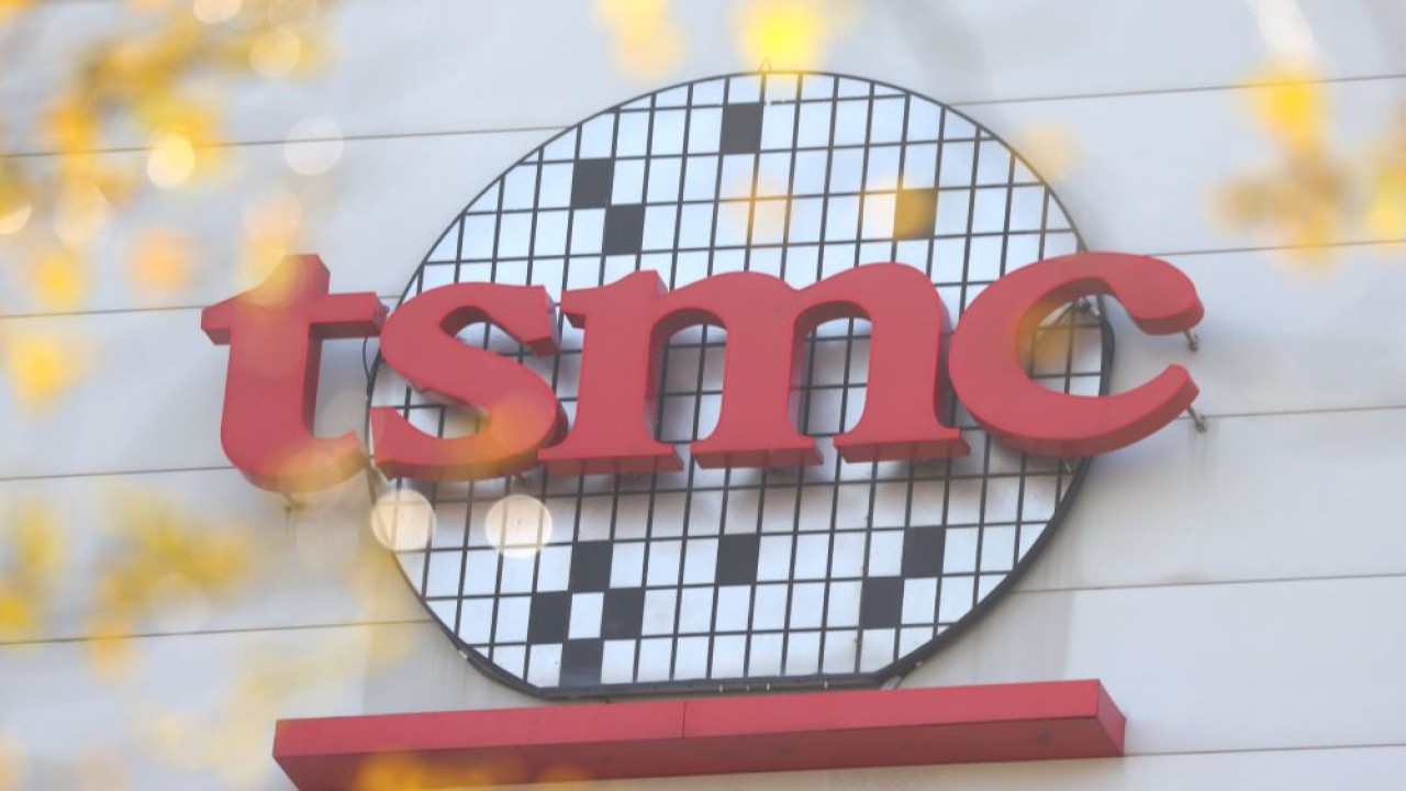 Logo Taiwan Semiconductor Manufacturing (TSMC) terlihat di kantor pusatnya, di Hsinchu, Taiwan, 19 Januari 2021. (Foto: Ann Wang/Reuters)