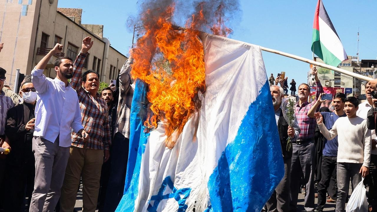 Para pengunjuk rasa di Iran membakar bendera Israel/ist