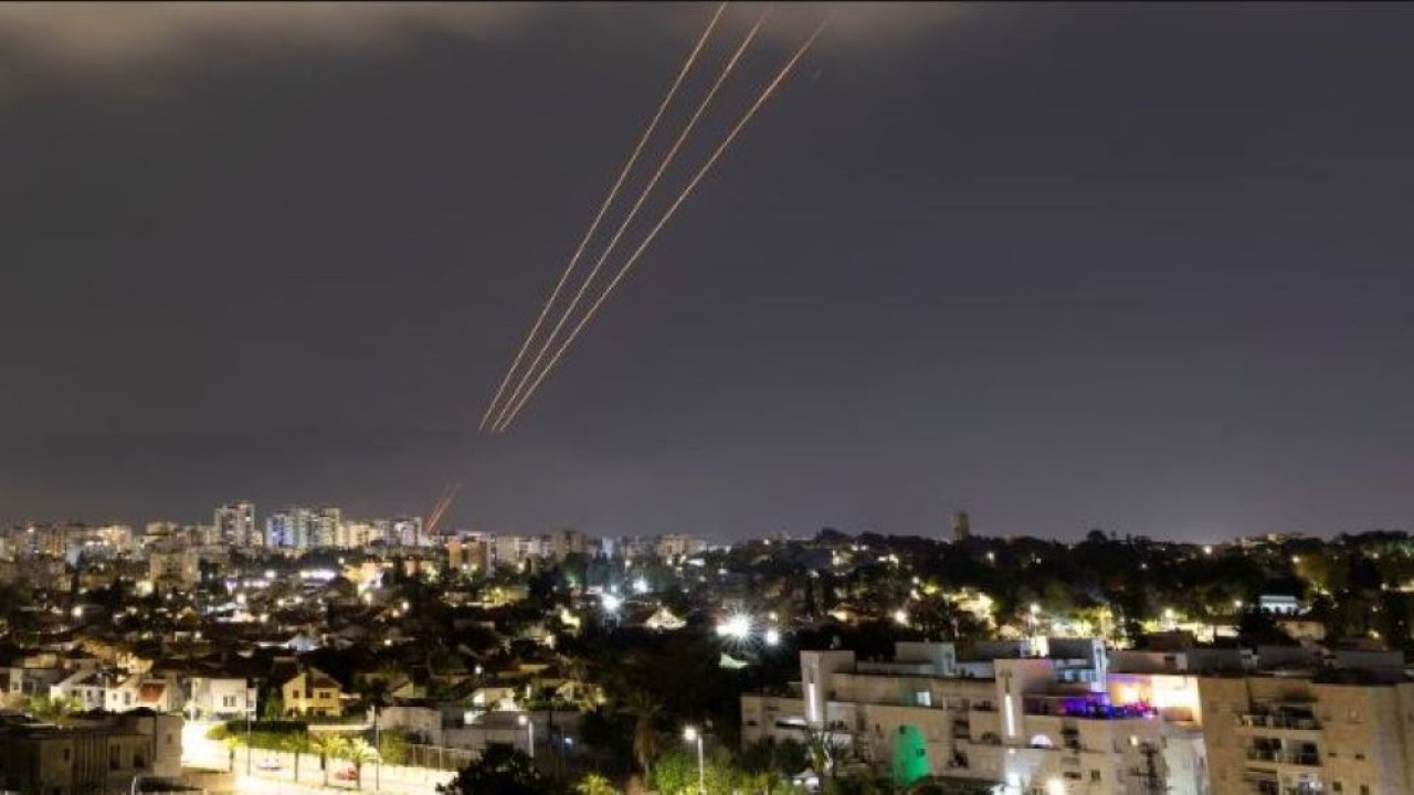 Iran meluncurkan drone peledak dan menembakkan rudal ke Israel pada Sabtu (13/4/2024) malam waktu setempat dalam serangan langsung pertamanya di wilayah Israel. (Foto: Reuters)