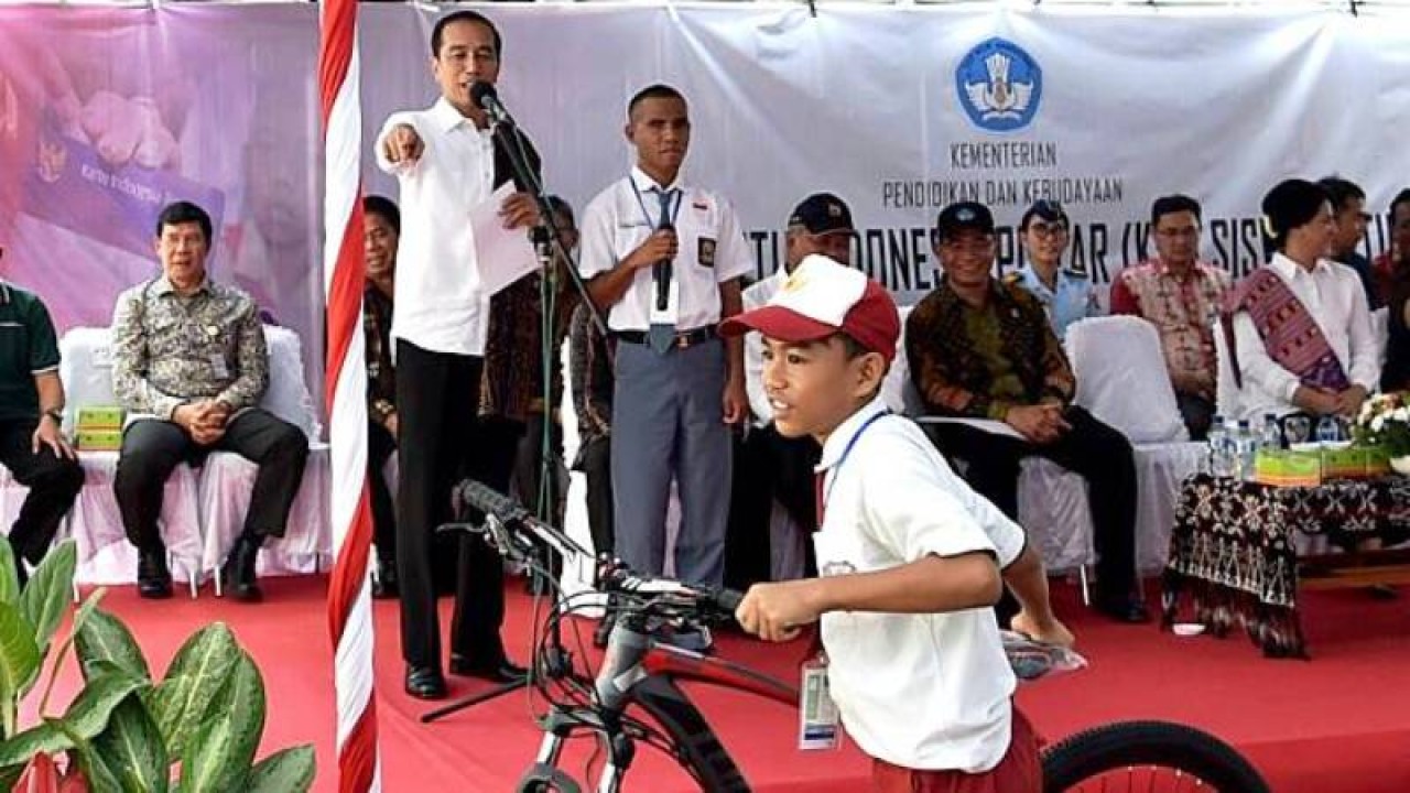 Presiden Jokowi saat membagikan sepeda.