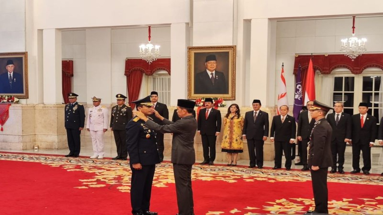 Presiden Joko Widodo melantik Marsekal Madya (Marsdya) TNI Mohamad Tonny Harjono sebagai Kepala Staf TNI Angkatan Udara (KSAU) di Istana Negara Jakarta, Jumat (5/4/2024). (Foto: ANTARA)