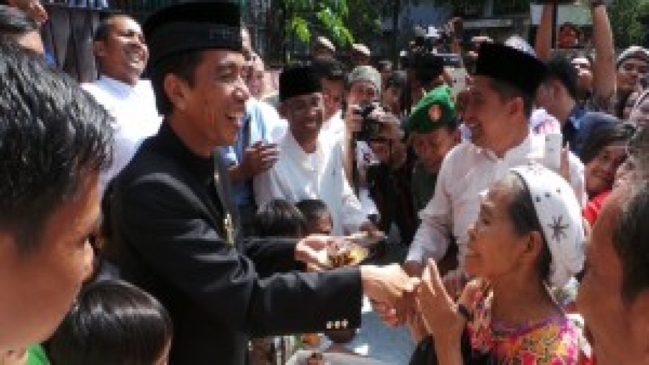 Jokowi menyalami masyarakat saat  open house Lebaran/ist