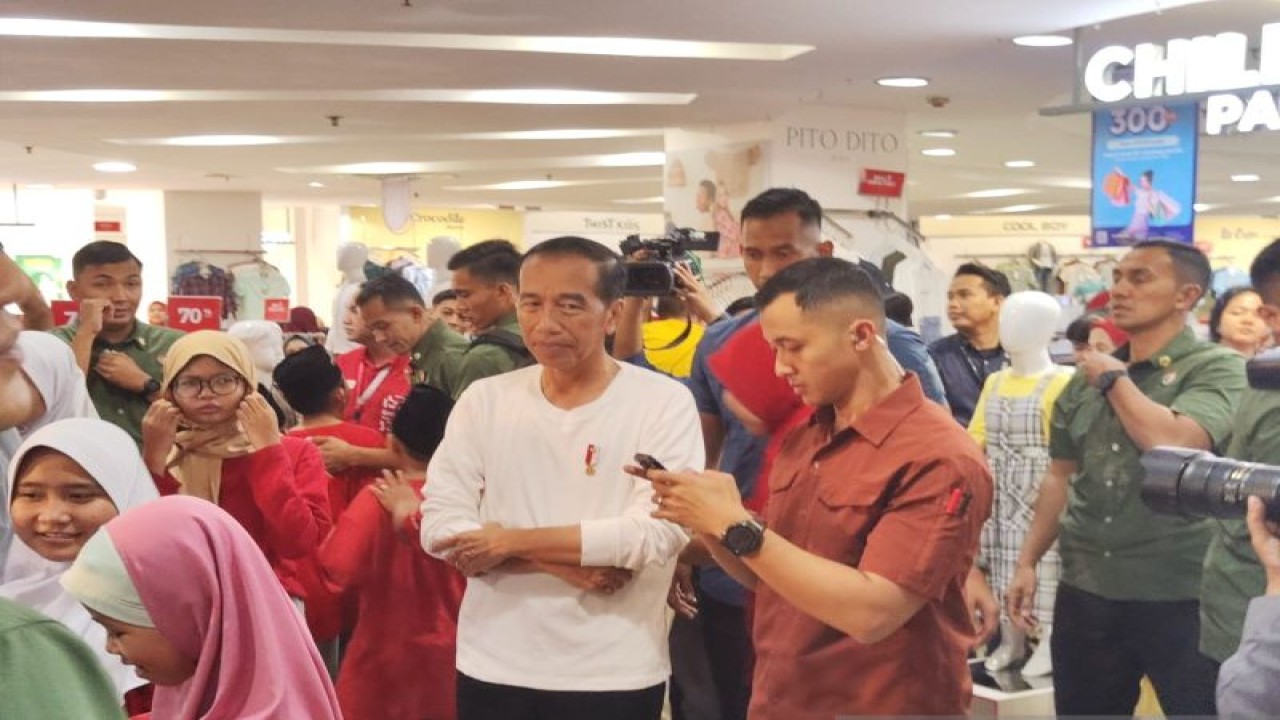 Presiden Joko Widodo (Jokowi) di Atrium Senen Mall, Jakarta. (ANTARA)