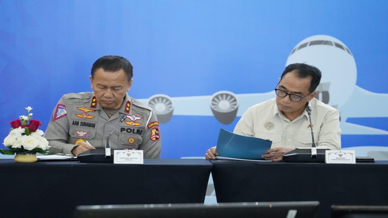 Kakorlantas Polri Irjen Pol Aan Suhanan bersama Menteri Perhubungan Budi Karya Sumadi menghadiri rapat koordinasi persiapan angkutan lebaran 2024 di Provinsi Jawa Barat dan Jawa Tengah, Minggu (31/3).