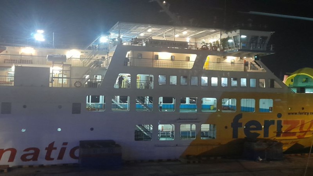 Kapal ferry di Pelabuhan Eksekutif Merak, Cilegon, Banten, mengangkut penumpang, Minggu (7/4/2024). (Antara)