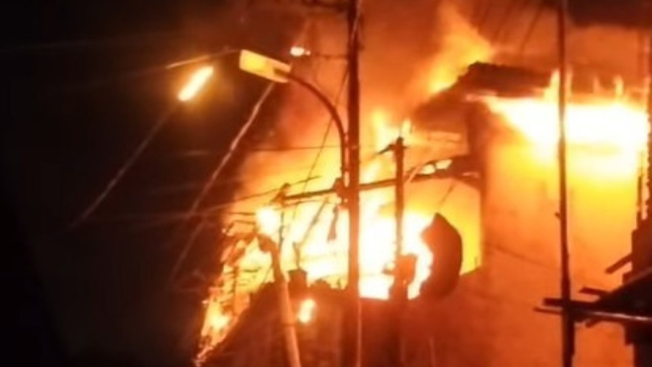 Kebakaran hebat melanda area Menteng Dalam, Jakarta Selatan. (Tangkap layar/Instagram humasjakfire)