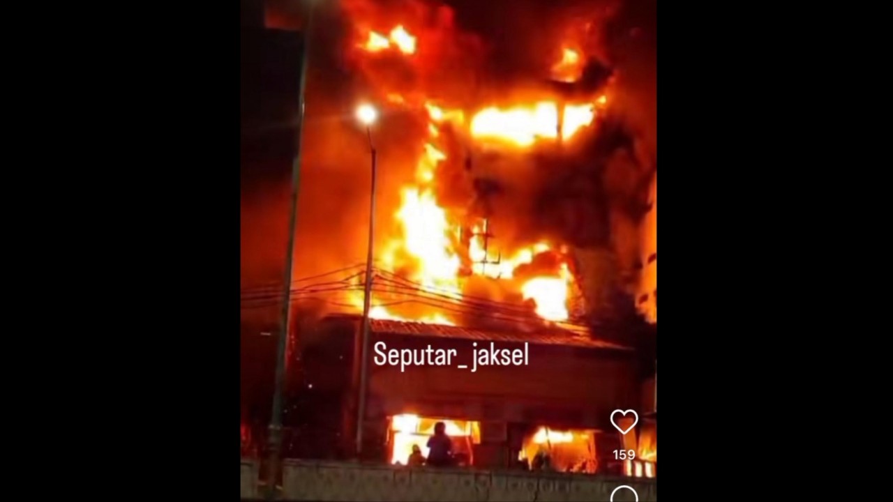 Kebakaran di toko bingkai dan lukisan di Mampang Prapatan, Jakarta Selatan. (Instagram)