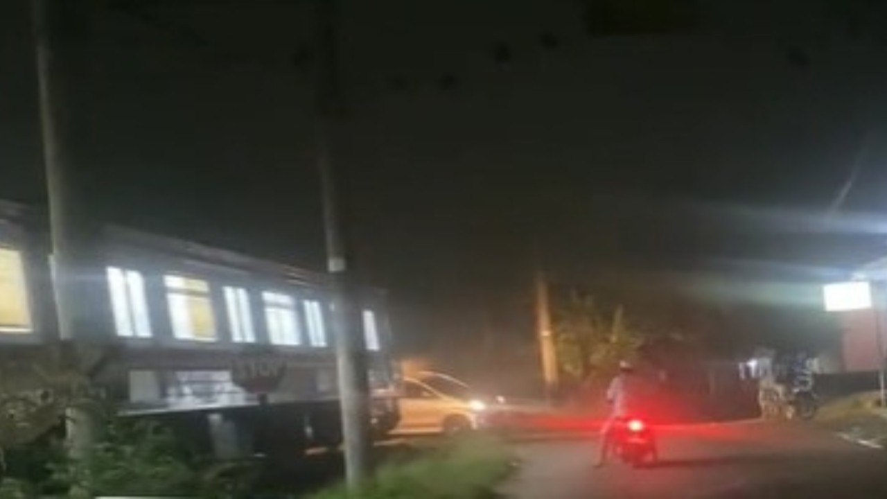 Kecelakaan tragis antara mobil dan Kereta Rel Listrik (KRL) Commuter Line di Desa Gintung Cilejit, Parung Panjang. (Tangkap layar)