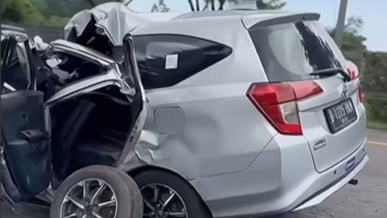 Tangkap layar - Mobil toyota calya remuk usai kecelakaan di Tol merak.