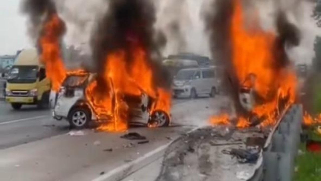Mobil Gran Max dan Terios yang terbakar usai tabrakan dalam kecelakaan di Jalan Tol Jakarta-Cikampek. (Instagram)