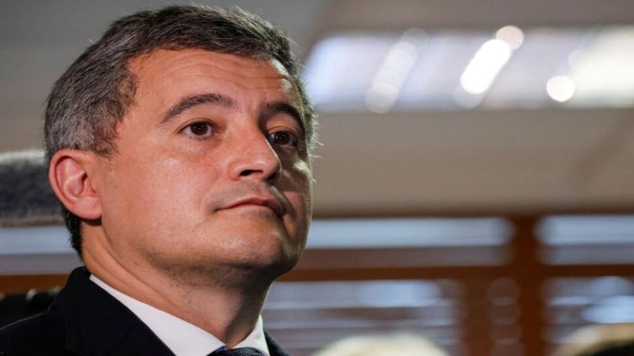 Menteri Dalam Negeri Prancis Gerald Darmanin melihat saat berkunjung ke kantor polisi Bordeaux, di Bordeaux, Prancis barat, 9 Februari 2024. (Foto: Dok/Ludovic Marin/Reuters)