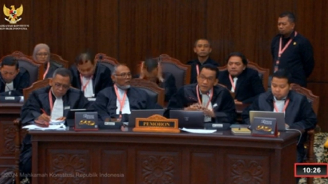 Kuasa hukum Anies-Muhaimin saat sidang sengketa hasil Pilpres 2024 di Mahkamah Konstitusi. (YouTube)