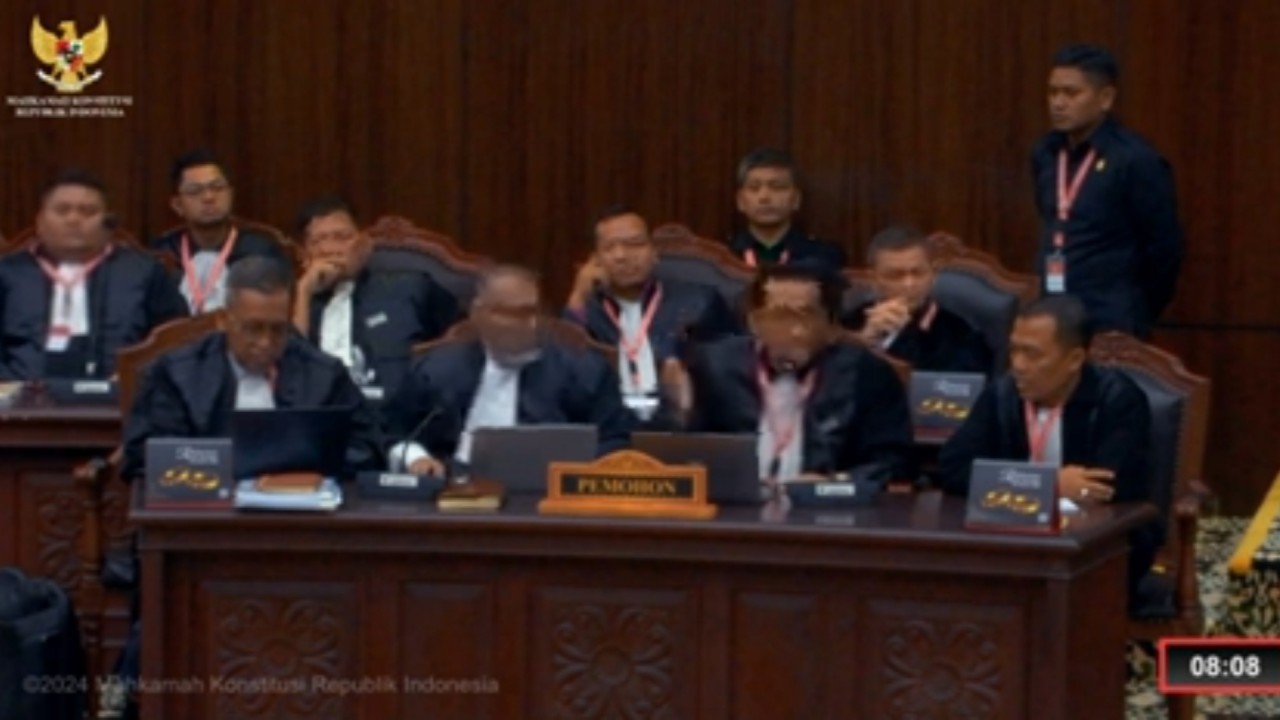 Kuasa hukum Anies-Muhaimin saat memprotes saksi ahli Prabowo-Gibran. (YouTube)