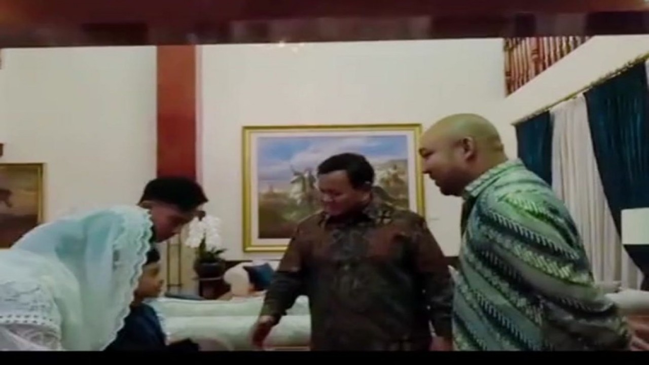 Prabowo Subianto berbincang akrab dengan putra Gibran Rakabuming  Raka, Jan Ethes/ist