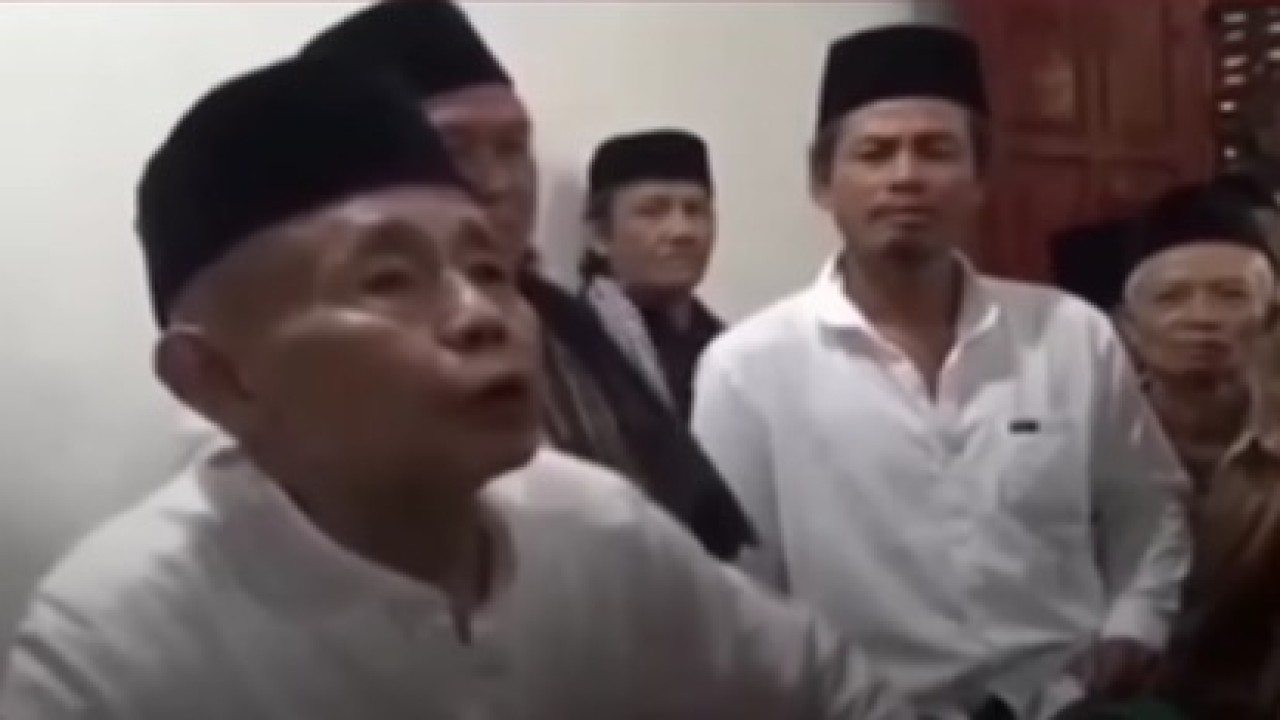 Pemimpin Jamaah Aolia, Kyai Haji Raden Ibnu Hajar Sholeh Pranolo. (Tagkap layar)