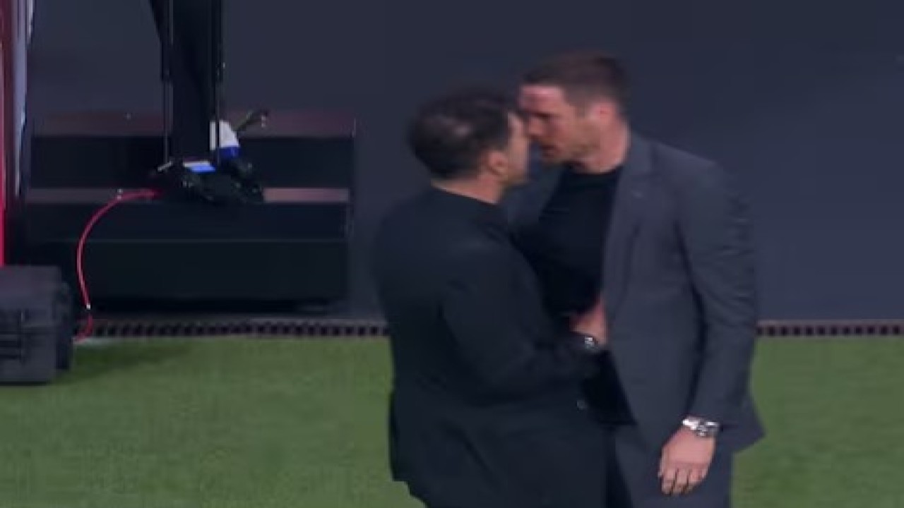 Manajer Atletico Madrid, Diego Simeone (kanan) terlibat cekcok dengan petinggi Borussia Dortmund, Sebastian Kehl. (screenshoot YouTube)