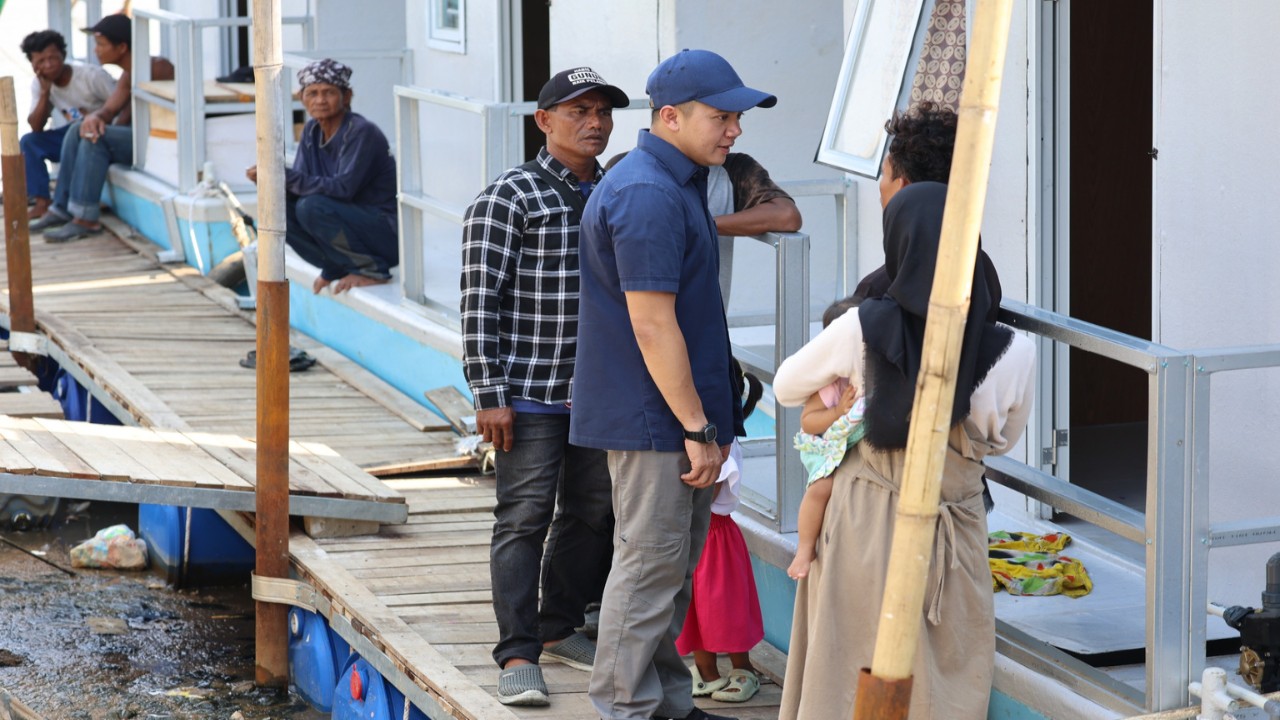 Mayor Teddy diberikan tugas oleh Prabowo untuk mendistribusikan bingkisan Lebaran untuk warga Kampung Nelayan.