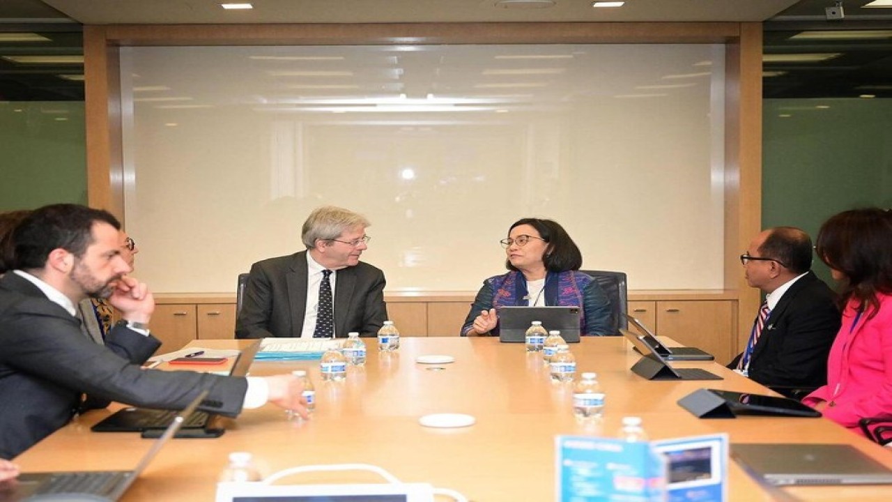 Sri Mulyani bertemu dan berdialog dengan Komisioner Uni Eropa untuk Urusan Ekonomi Paolo Gentiloni di Amerika Serikat/Foto: Dok. Instagram @smindrawati