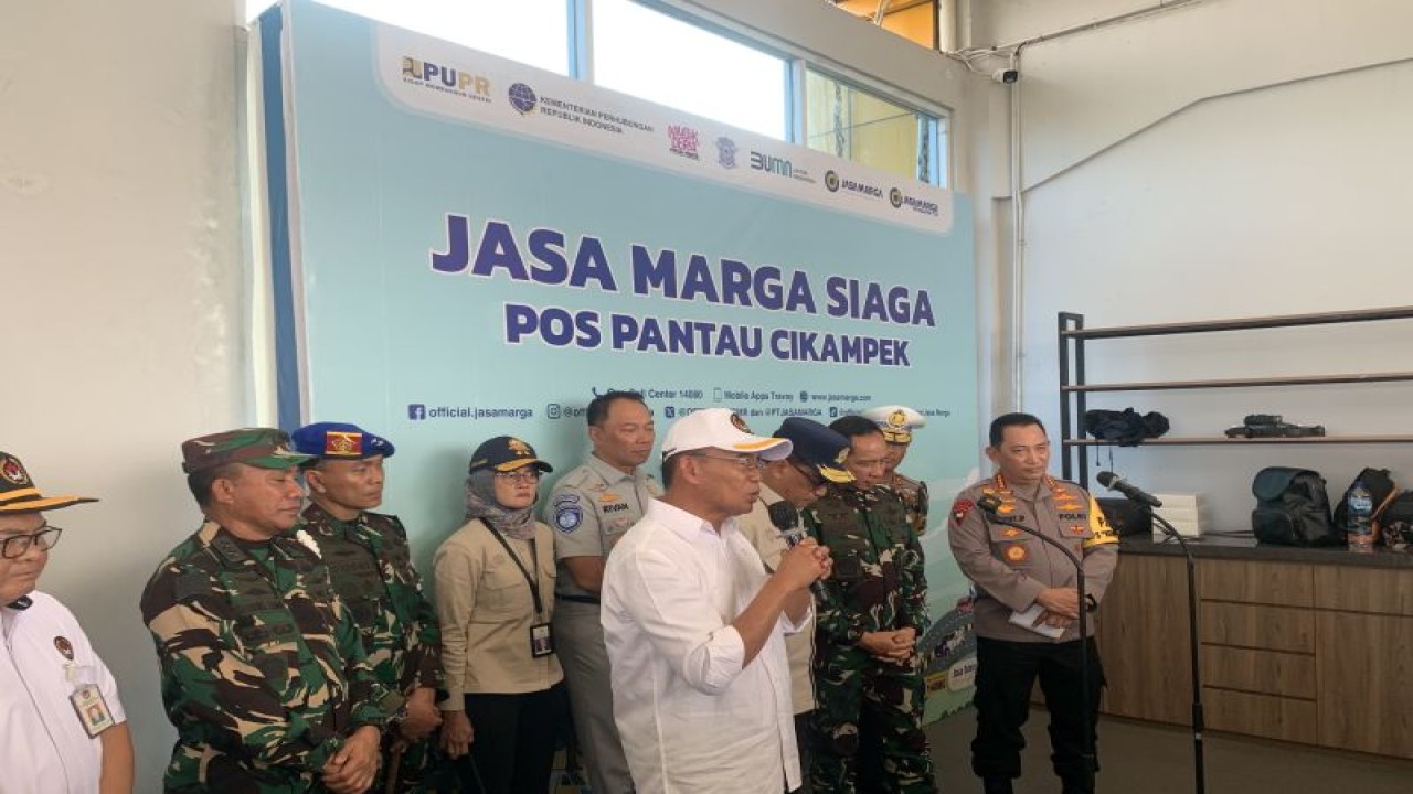 Menteri Koordinator PMK Muhadjir Effendy bersama Kapolri Jenderal Polisi Listyo Sigit, Panglima TNI Jenderal TNI Agus Subiyanto, Menteri Perhubungan Budi Karya Sumadi. (Foto: Antara)